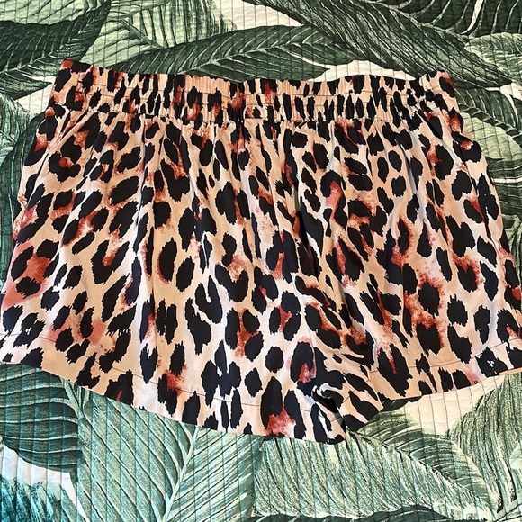 City Streets Leopard Print Shorts Size L - Picture 2 of 3